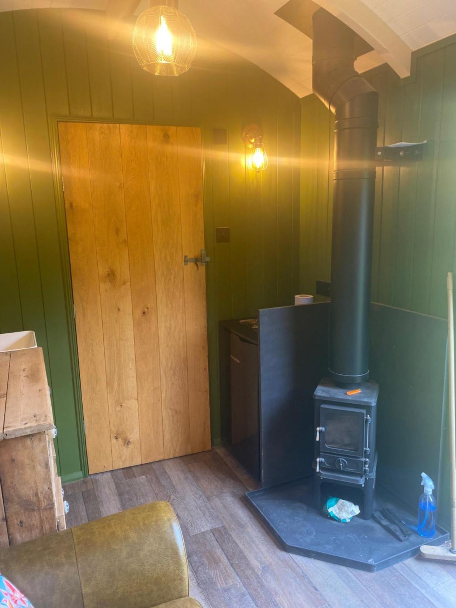 The Goose Nest Luxury Lakeside Shepherd Hut In Cardinham Woods, Cornwall Exterior foto