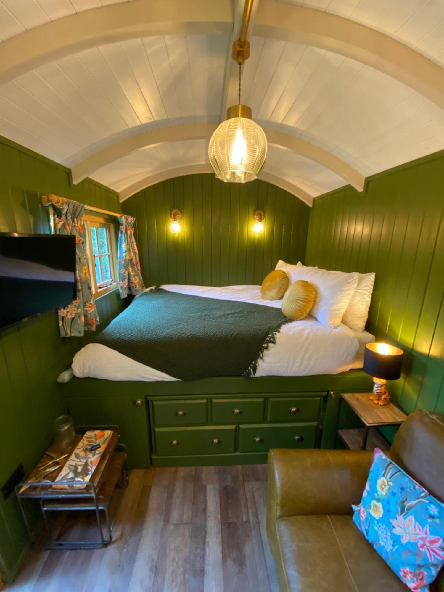 The Goose Nest Luxury Lakeside Shepherd Hut In Cardinham Woods, Cornwall Exterior foto