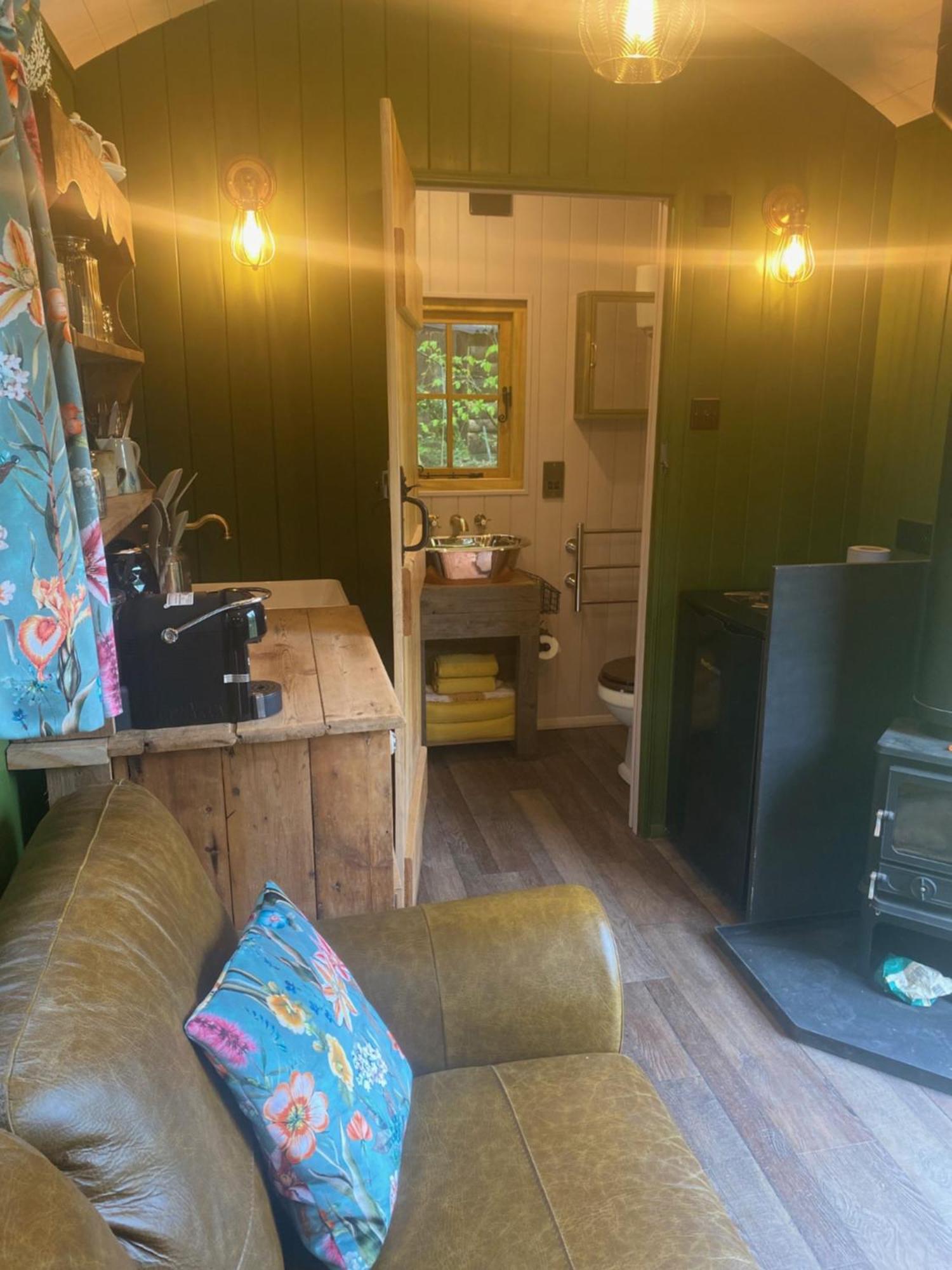 The Goose Nest Luxury Lakeside Shepherd Hut In Cardinham Woods, Cornwall Exterior foto
